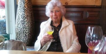 Corona velt levenslustige Leny (84): ‘In haar laatste uren moest mam een hand van latex vasthouden’